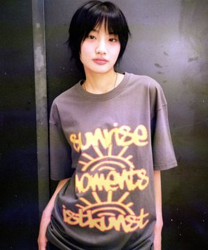 SUNRISE MOMENT TEE_CHARCOAL(IK2EMMT504A)