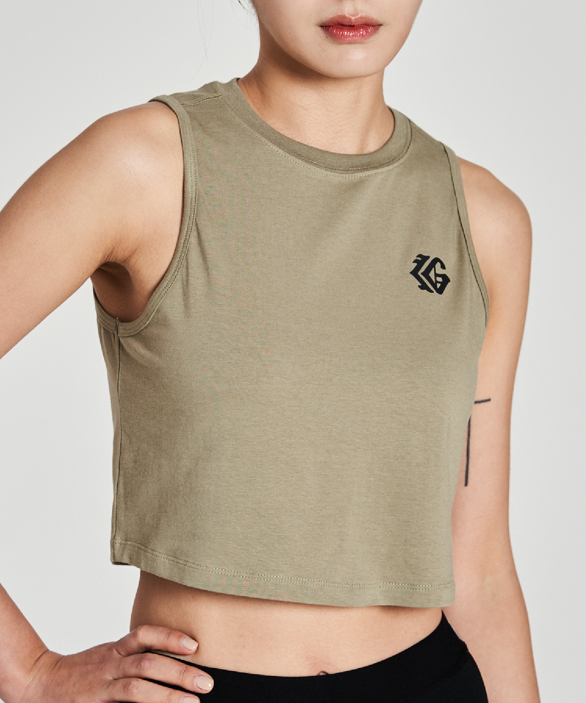 카키그라도(KHAKI GRADO) 올드잉글리시 로고 크롭 슬림핏 슬리브리스 (3 color)