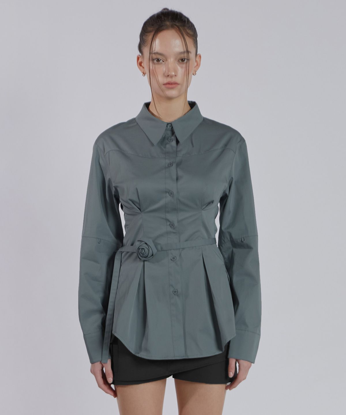 진주유즈(JINJUSE) PINTUCK ROSE BELT SHIRT[BLUE GRAY]