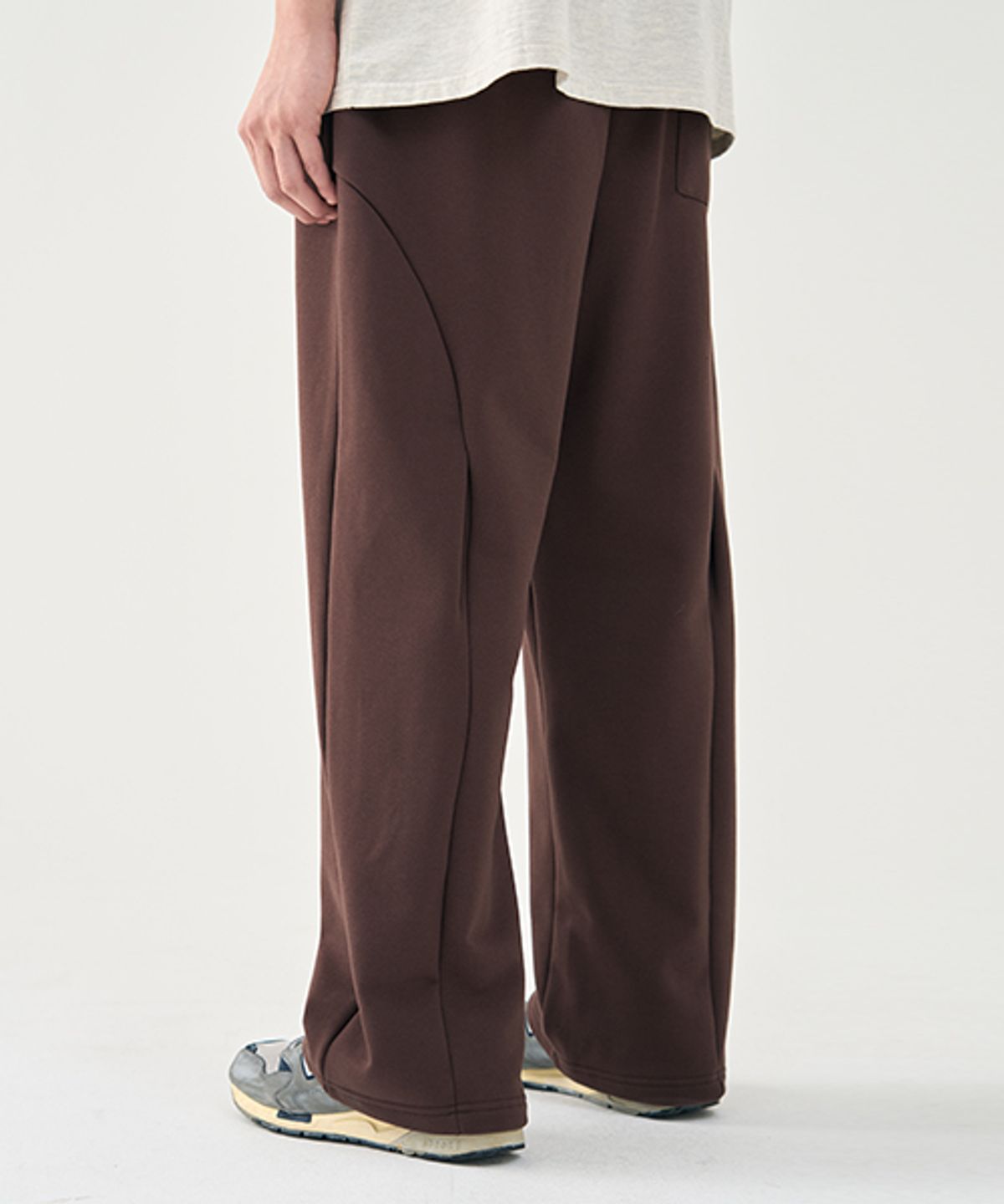 어레이드(ARRAYED) 컴피 커브드 섹션 턱 스웻 팬츠 [BROWN]