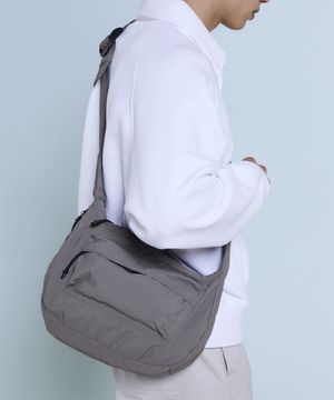 볼드 포켓 나일론 크로스백 [카키쉬 그레이]