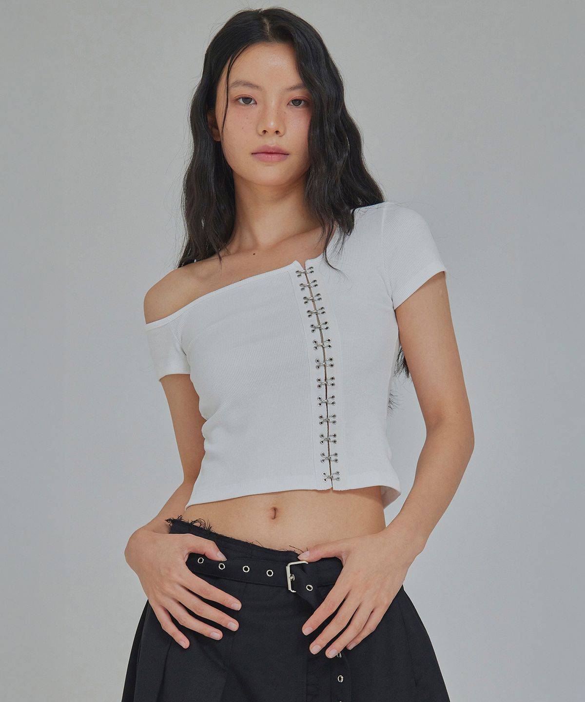 탑걸(TOPGIRL) HOOK DETAIL ONE SHOULDER TOP_T416TP131