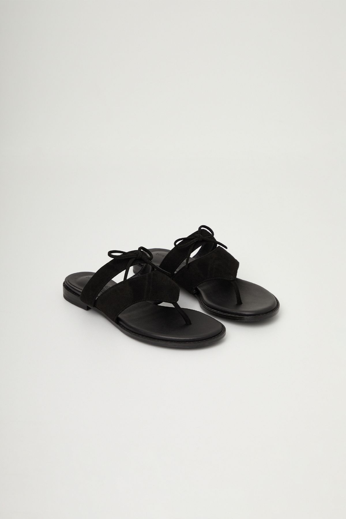 러브어스유(LOVEUSU) Suede Ribbon Sandal (Black)