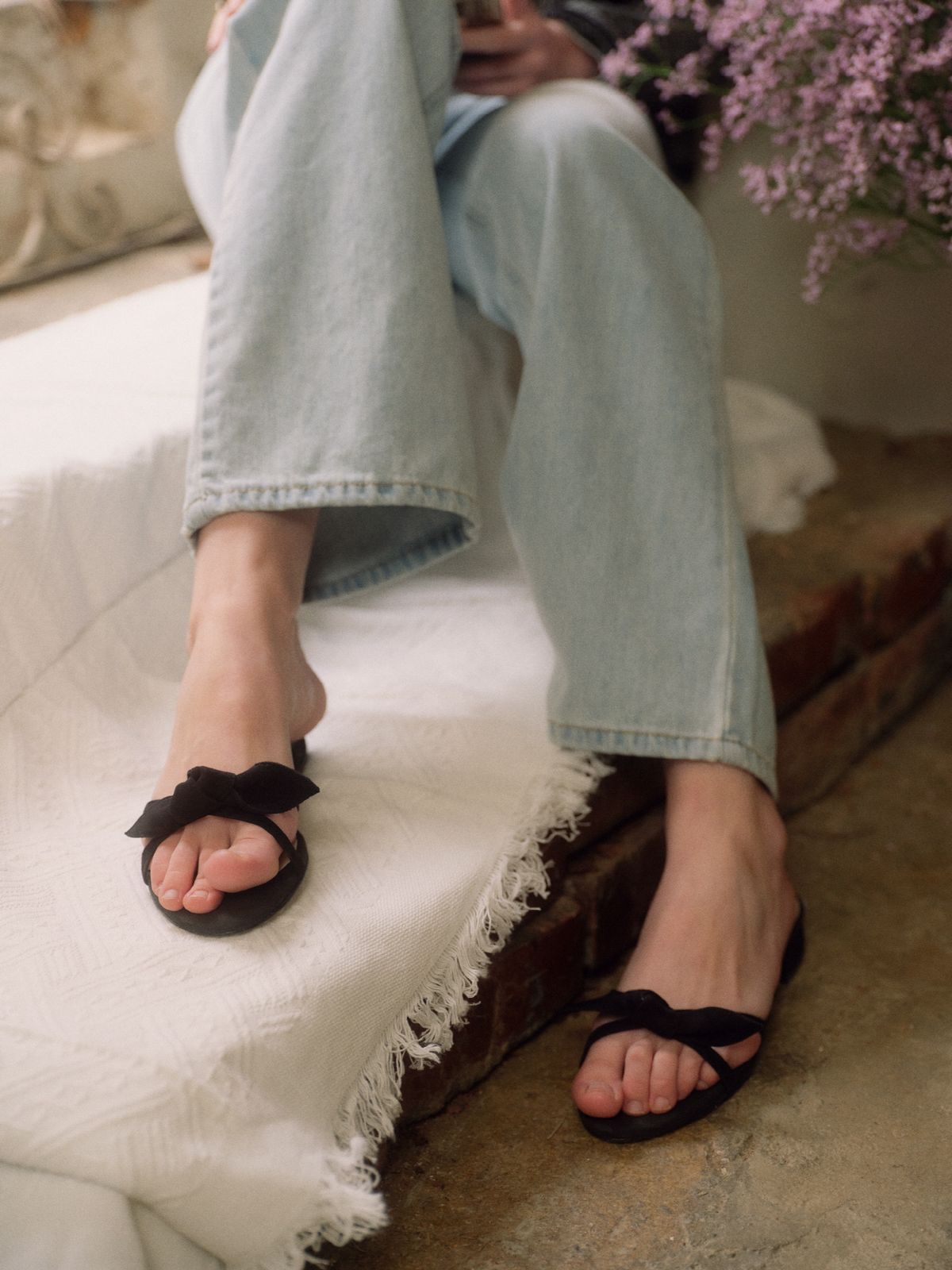 러브어스유(LOVEUSU) Claire Ribbon Sandal (Black)