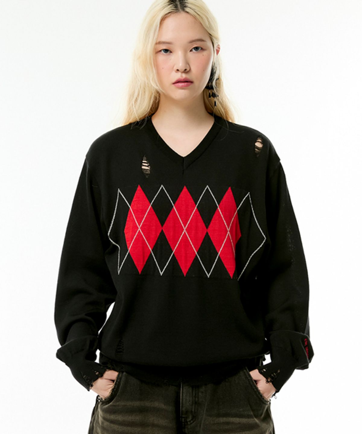 이에스씨 스튜디오(ESC STUDIO) v-neck damage argyle knit (black)