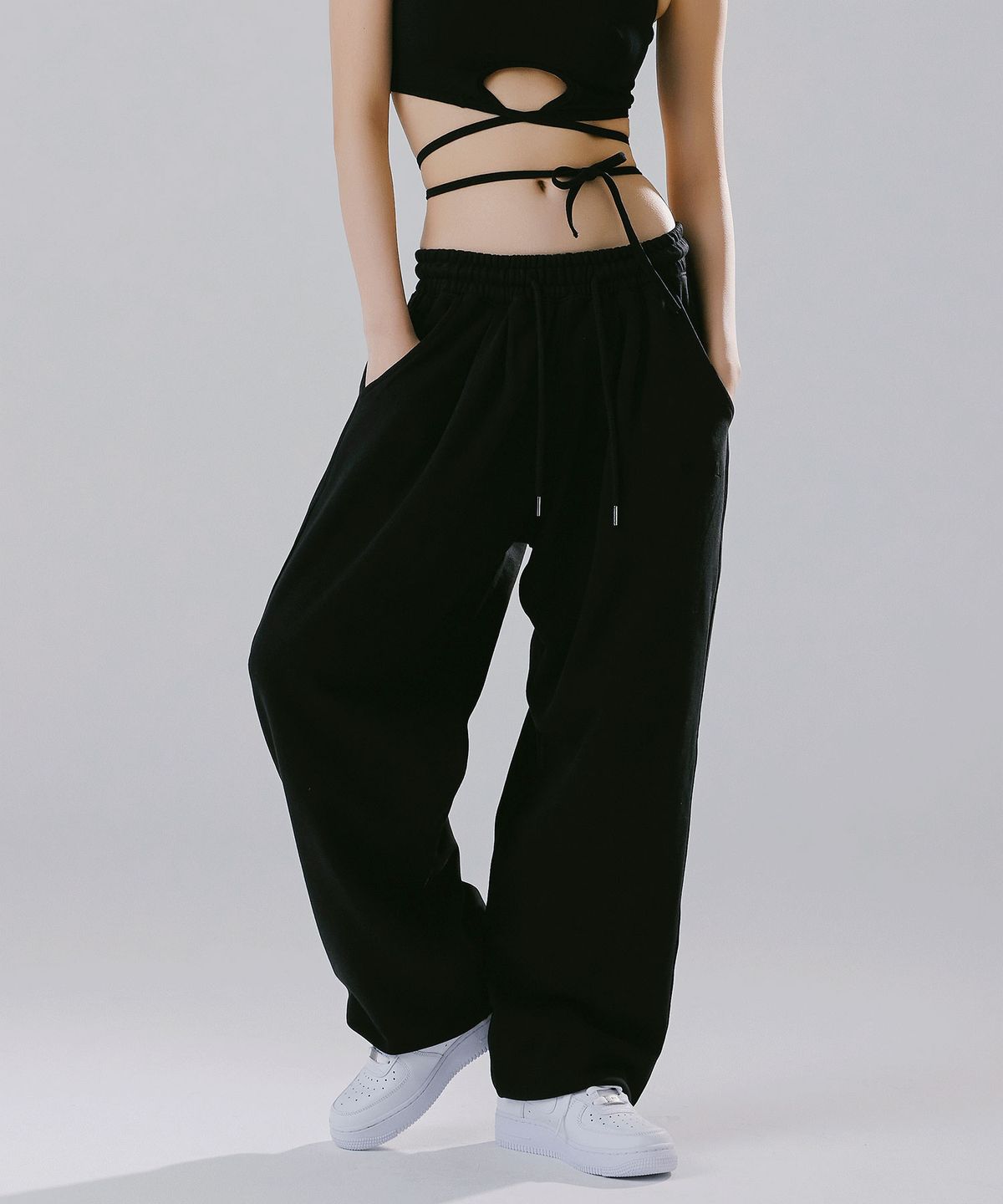 카가미엘(KAGAMI.L) CREASE WIDE STRING SWEAT PANTS BLACK