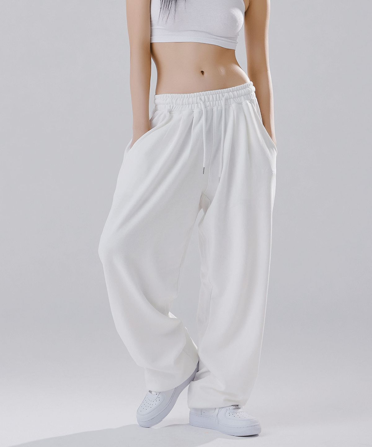 카가미엘(KAGAMI.L) CREASE WIDE STRING SWEAT PANTS WHITE