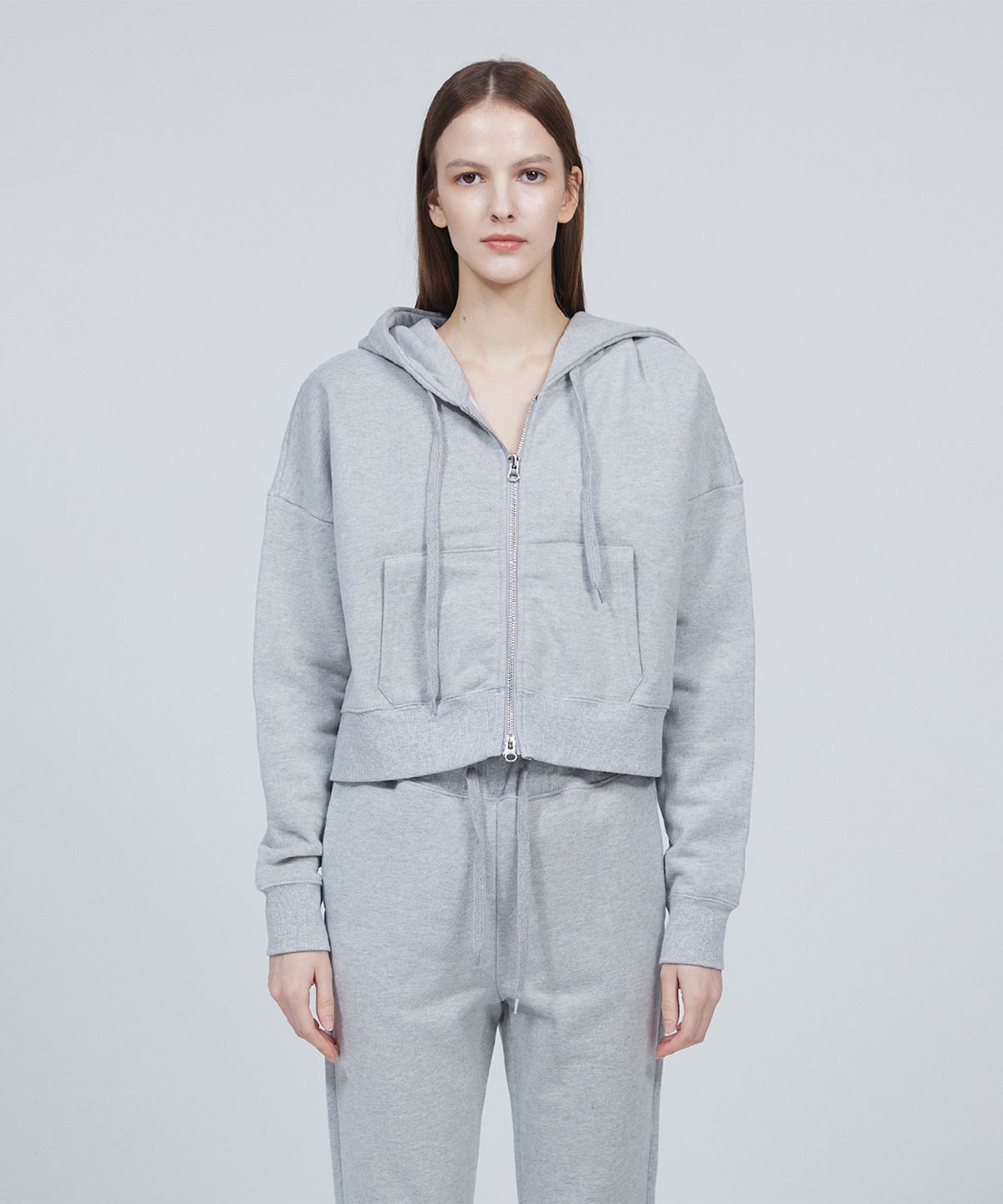 므아므(MMAM) [ESSENTIAL] Signature label crop hooded zip-up