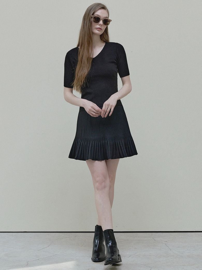 A-line Mini Pleated Skirt - black