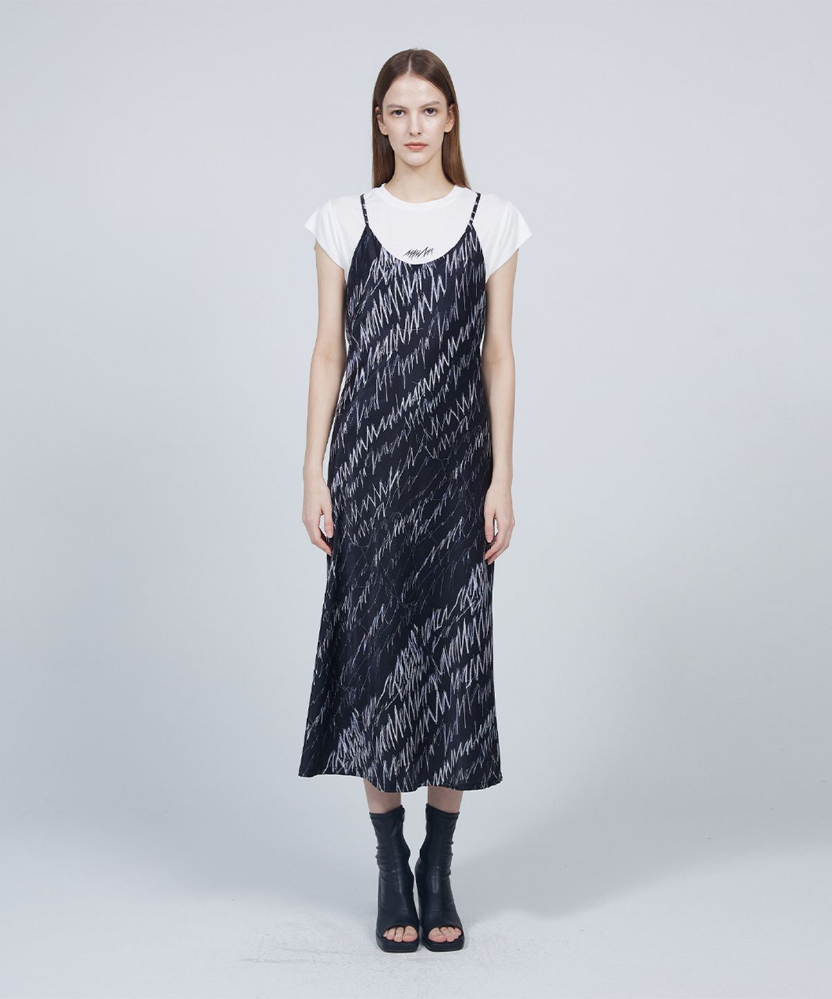 므아므(MMAM) [ESSENTIAL] Signature pattern sleeveless midi dress