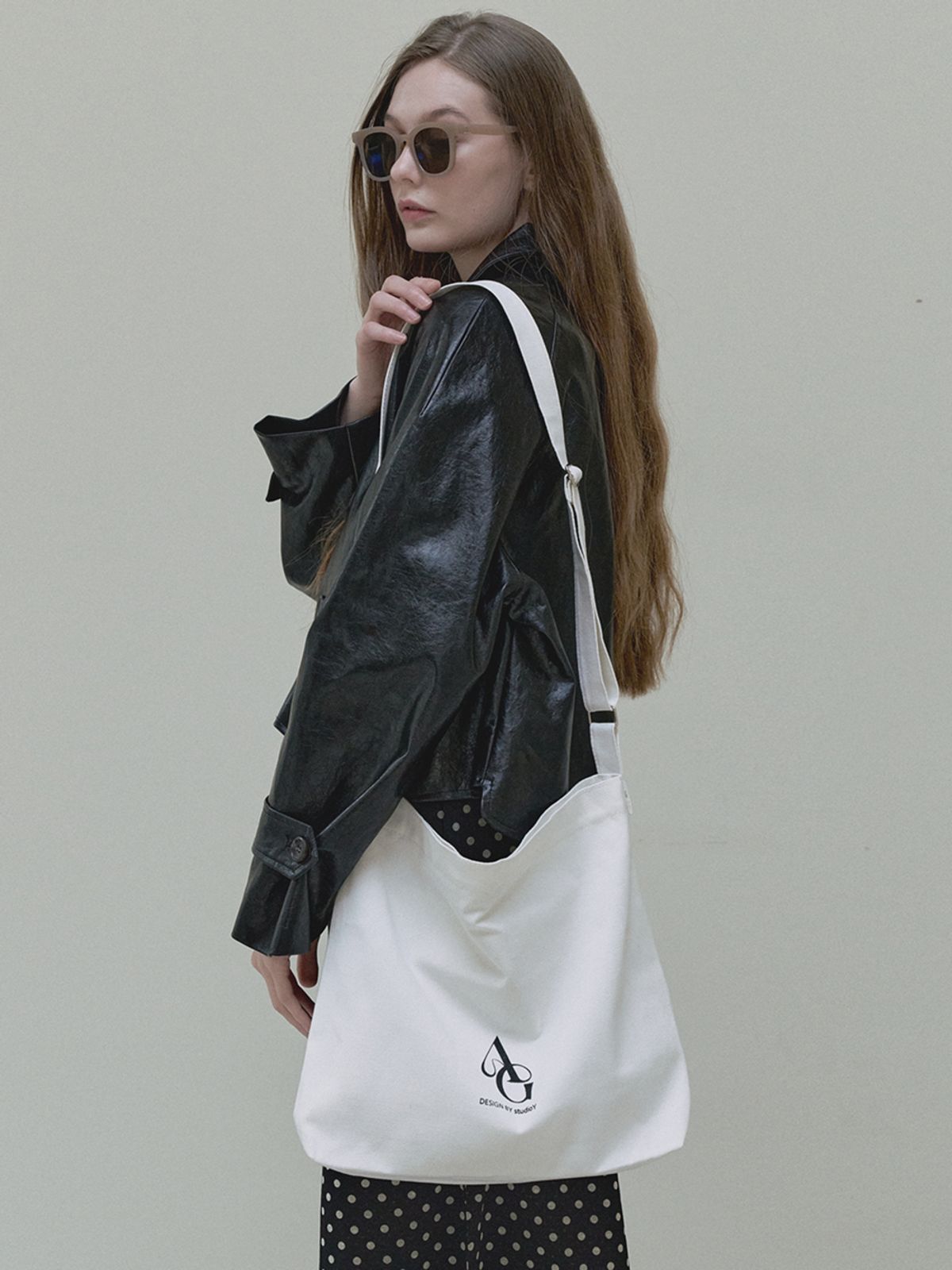 아방(AVANT-G) Canvas Logo Square Bag - white