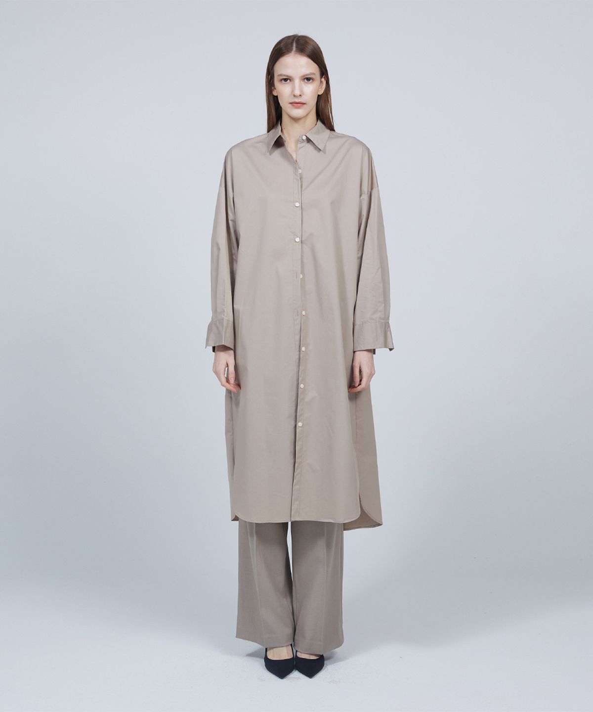 므아므(MMAM) [ESSENTIAL] Logo embroidered long shirt dress