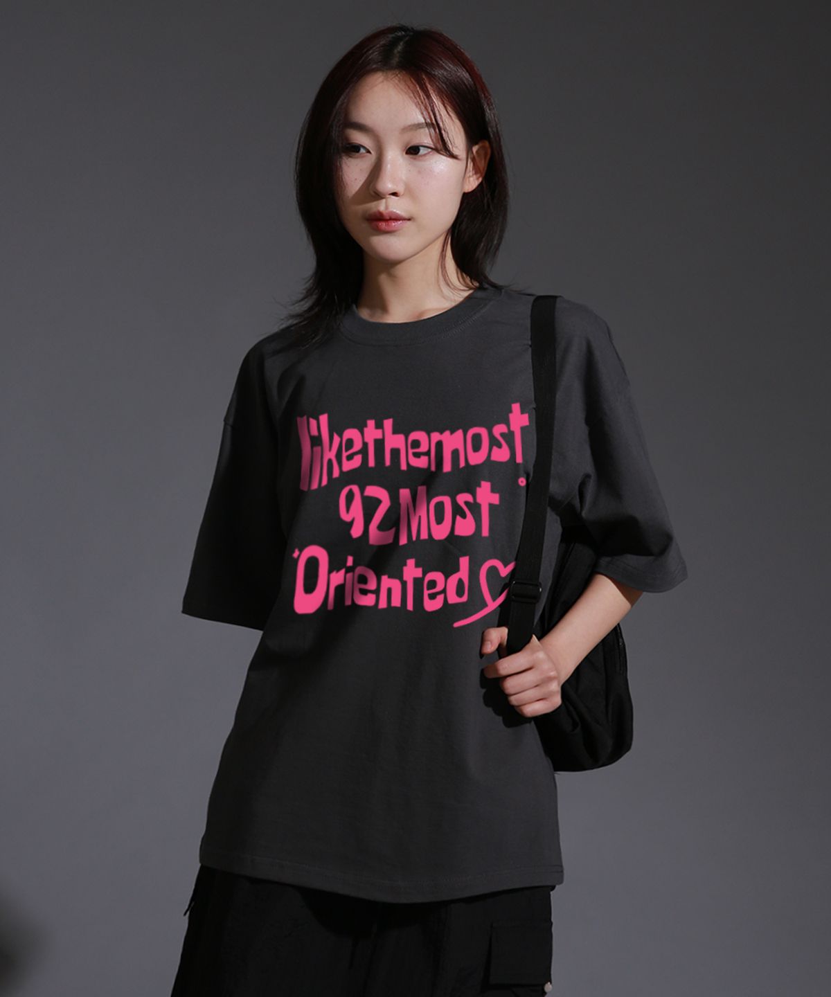 라이크더모스트(LIKE THE MOST) 오리엔티드 라운드 오버 티셔츠_핑크차콜