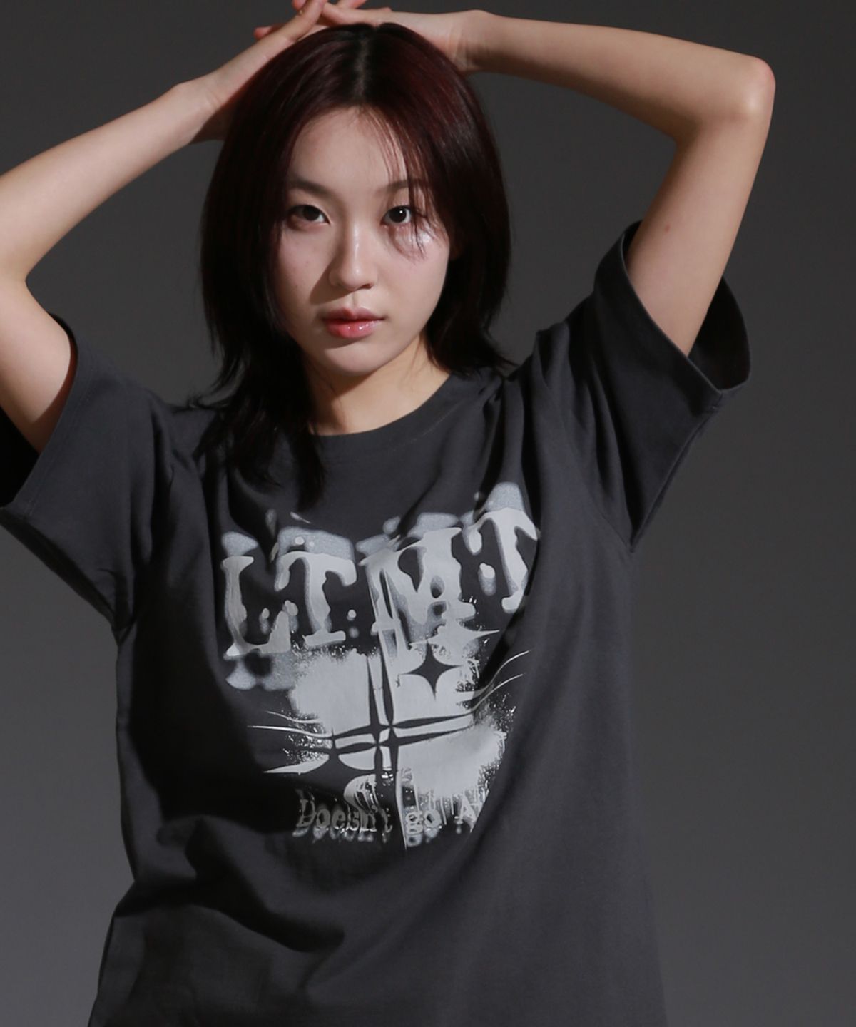 라이크더모스트(LIKE THE MOST) LTMT 모노그램 라운드 오버 티셔츠_차콜