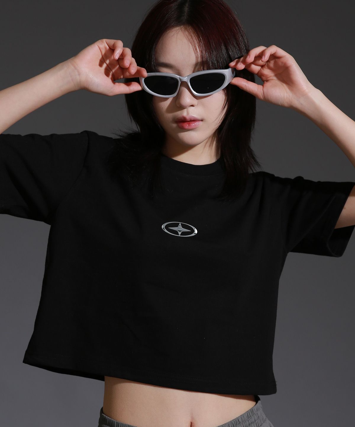 라이크더모스트(LIKE THE MOST) 우먼 스몰 실버스타 레귤러 크롭 반팔티셔츠_블랙