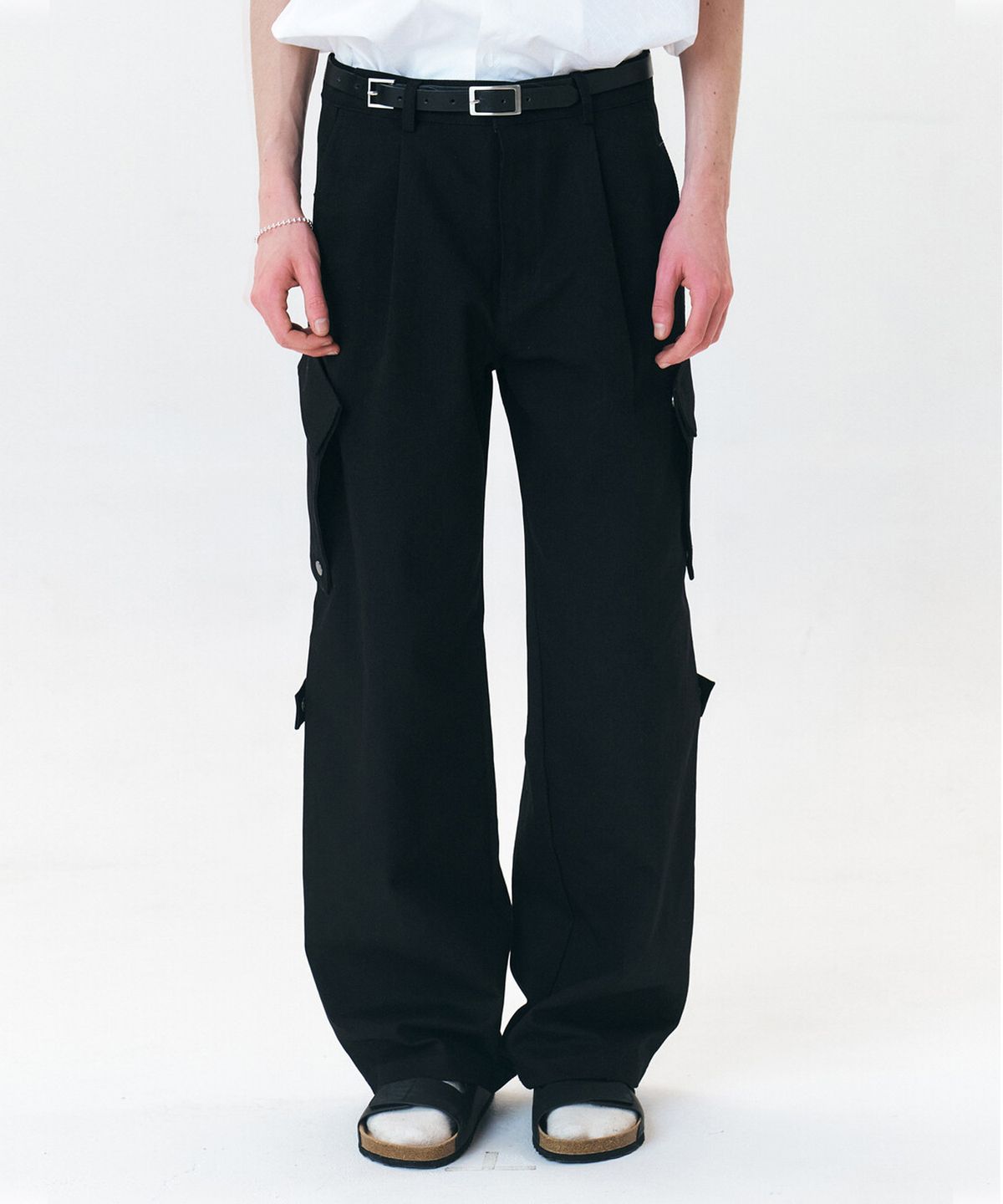 윈더(WINDER) DETACHABLE SNAP CARGO RAW PANTS - BLACK