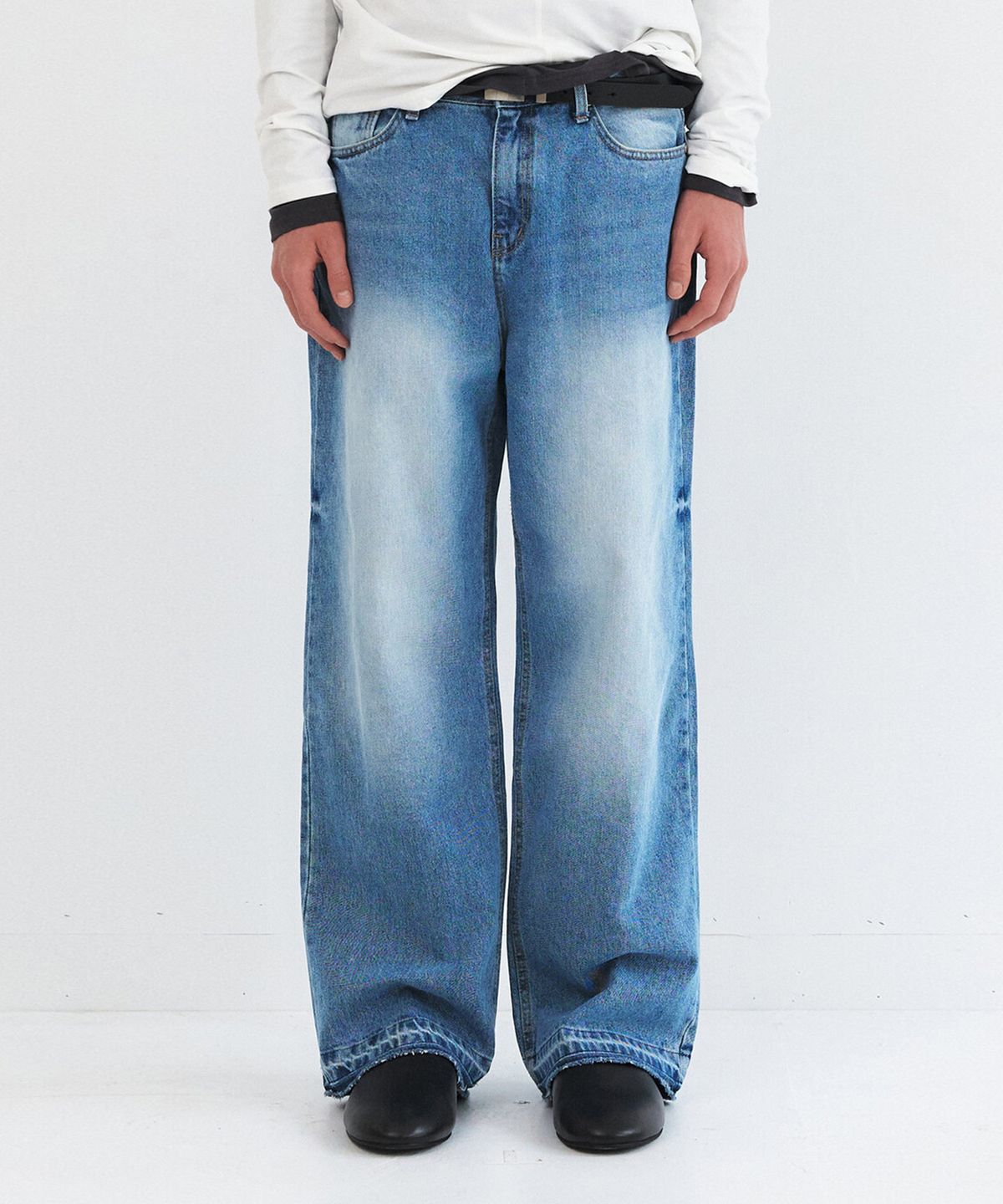 윈더(WINDER) RAW HEM WIDE JEANS - WASHED BLUE