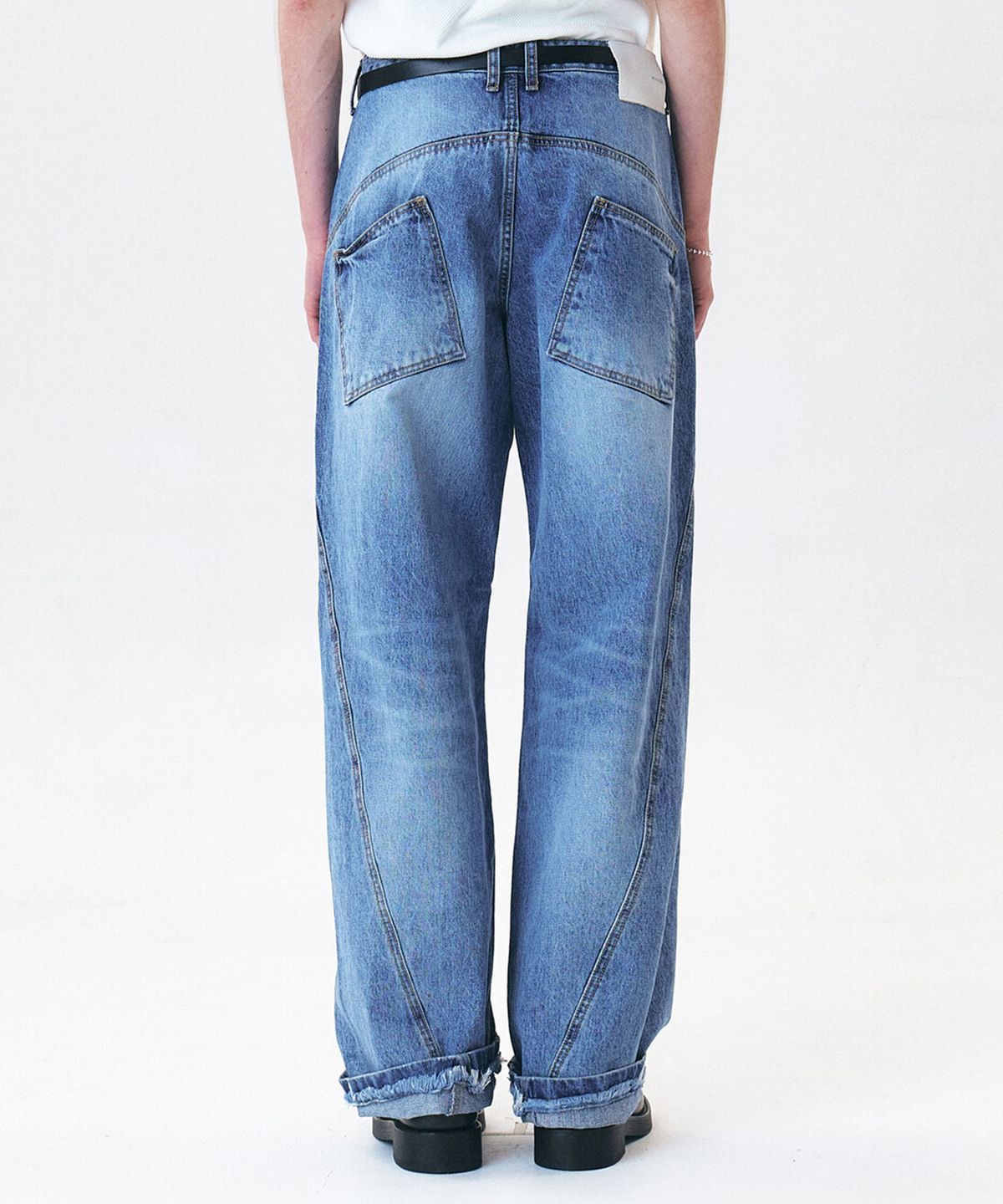 윈더(WINDER) SLANTED RAW TURN-UP JEANS - MID BLUE