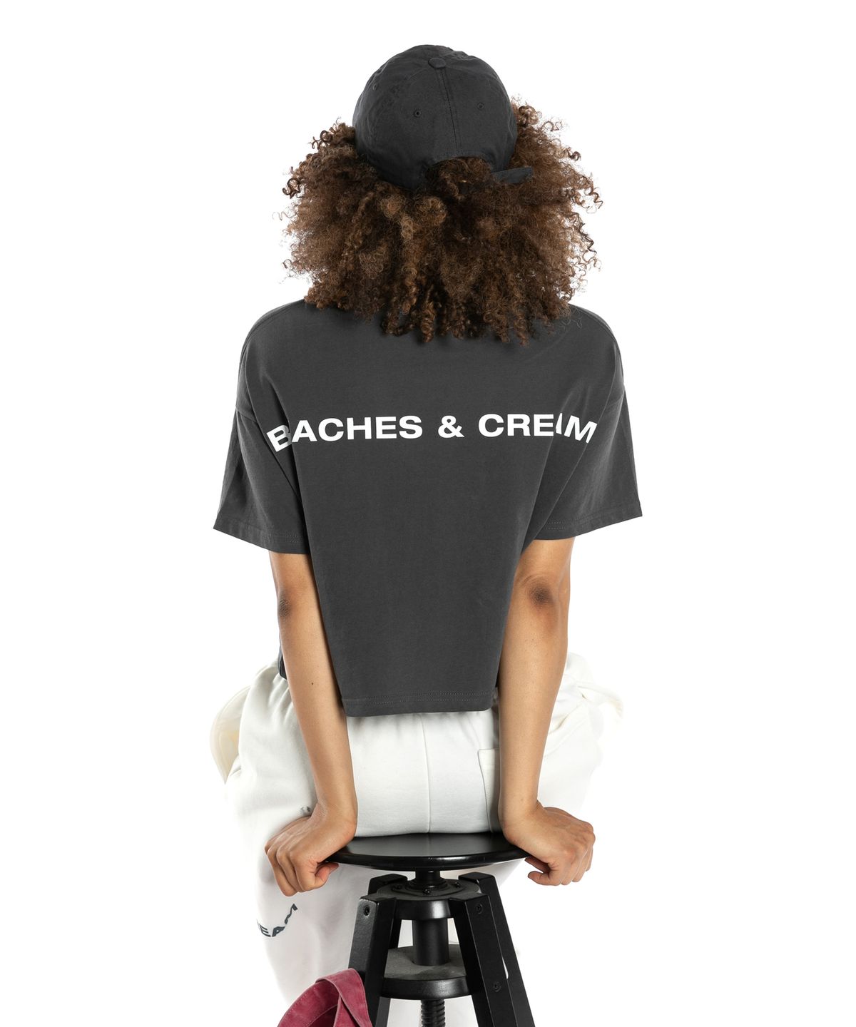 비치스앤크림(BEACHESANDCREAM) [CROP FIT]SIMPLE LOGO SHORT SLEEVES-CHARCOAL