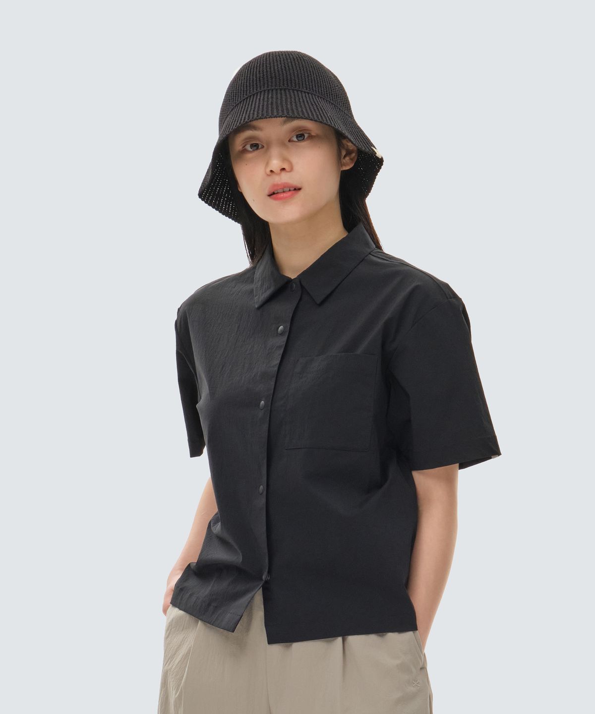 스노우피크 어패럴(SNOWPEAK APPAREL) 루트 여성 세미 크롭 포켓 반팔 셔츠 Black (S24MWRSH61)