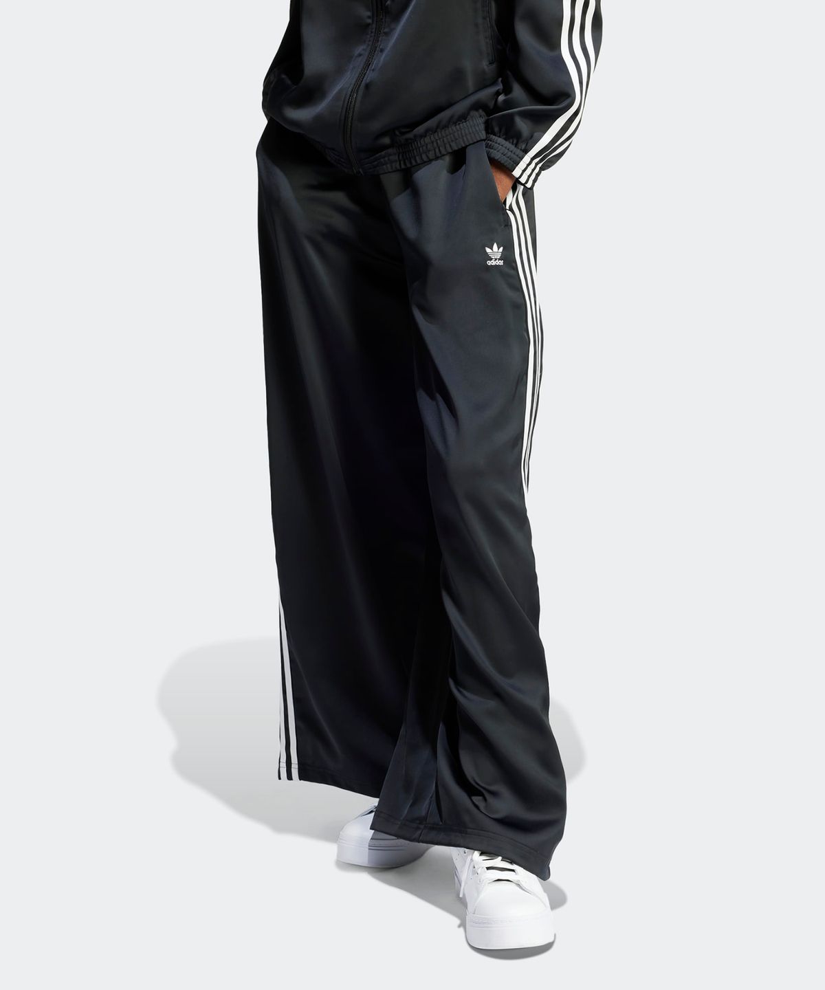 아디다스(ADIDAS) 새틴 와이드 레그 트랙 팬츠 - 블랙:화이트 / IU2520