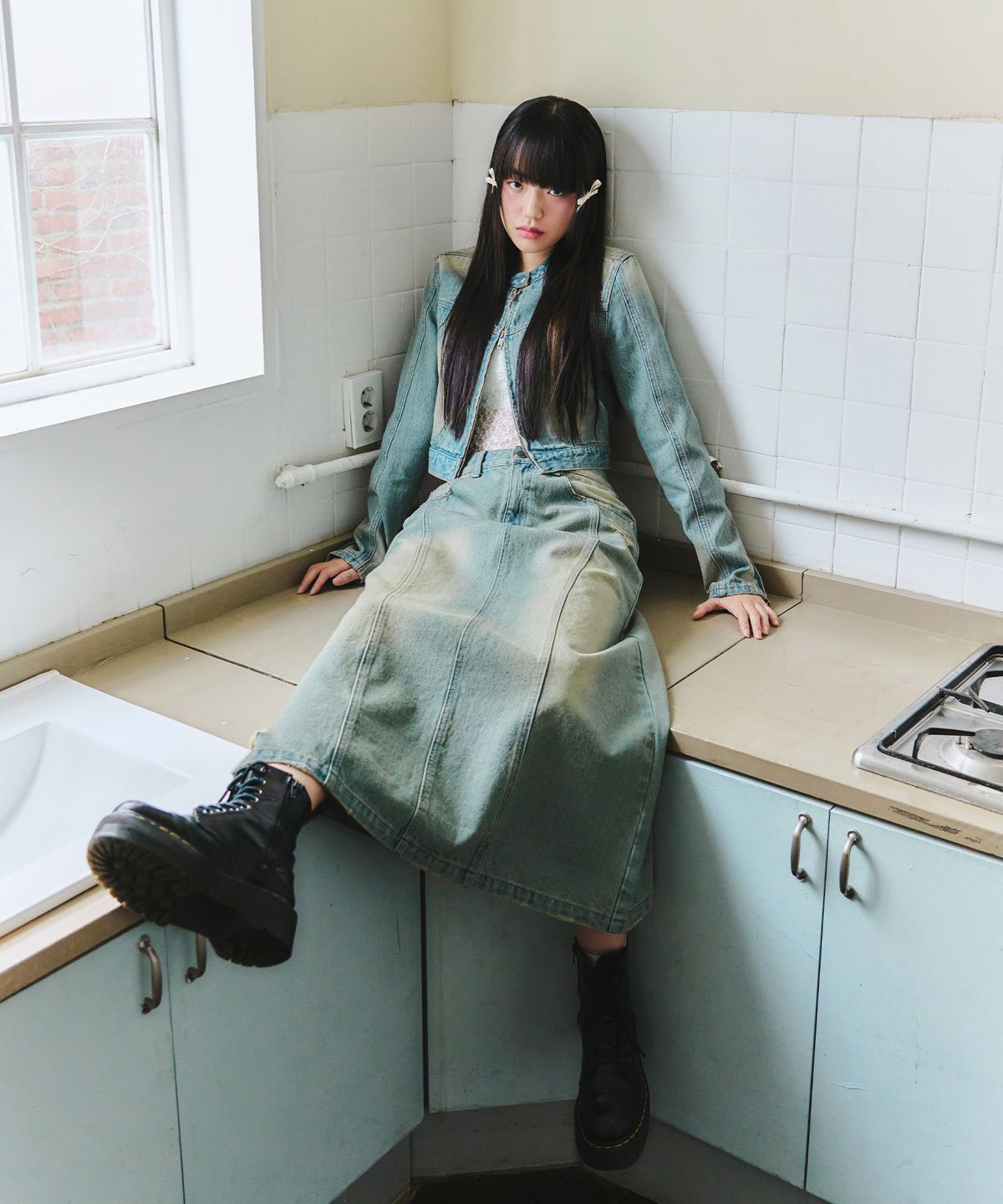 아워데이즈(OURDAYZ) 웨이비 커브드 롱 데님 스커트 [VINTAGE BLUE]