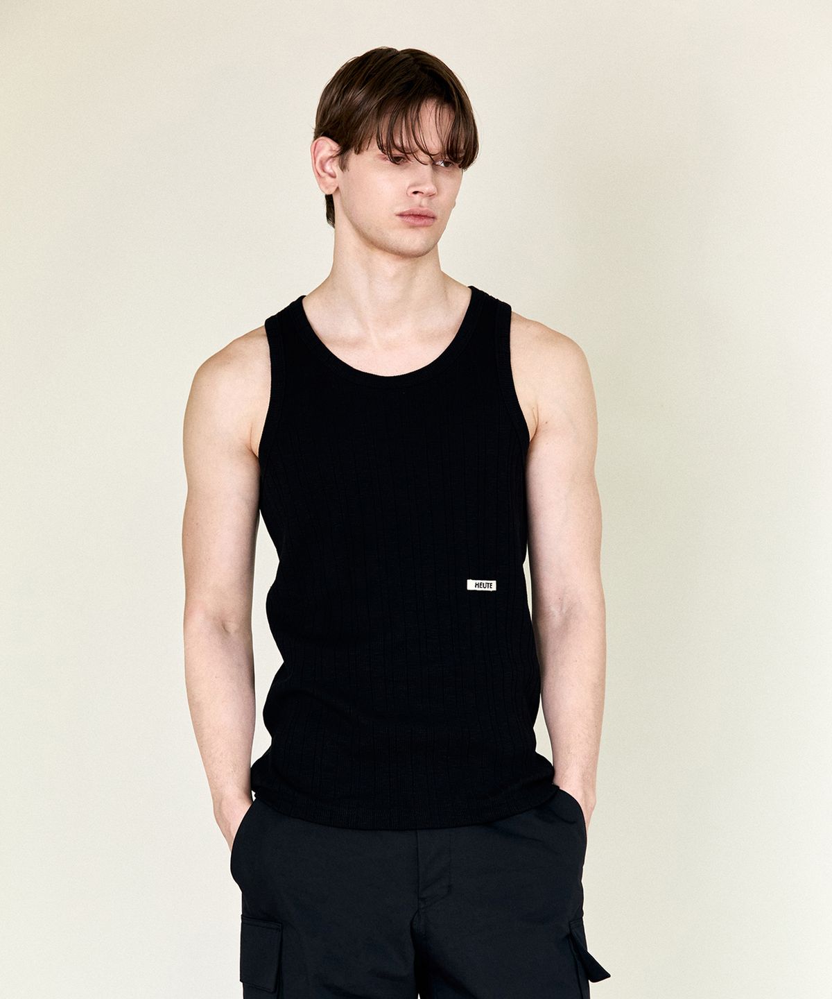 호이테(HEUTE) HET RIBBED SLEVELESS TOP (BLACK)