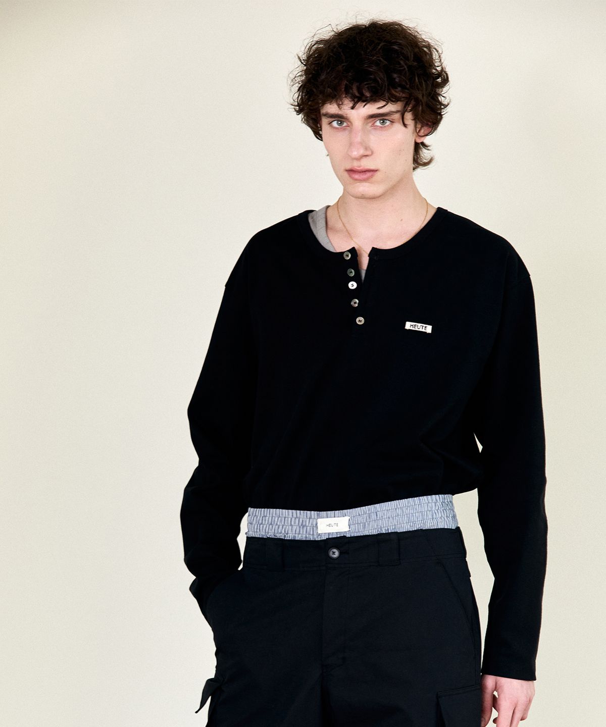 호이테(HEUTE) HET SIGNATURE HENLEY NECK T-SHIRT (BLACK)