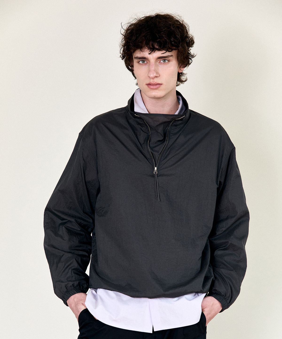 호이테(HEUTE) LOW SHIRRING HALF ZIP UP (CHARCOAL)