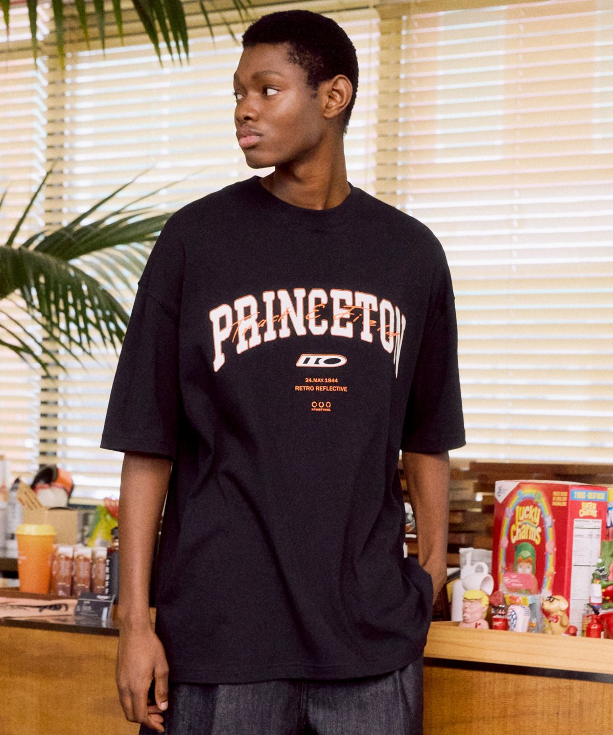 디써티원(DTHIRTYONE) Princeton Overlay Print T-shirt (BLACK)