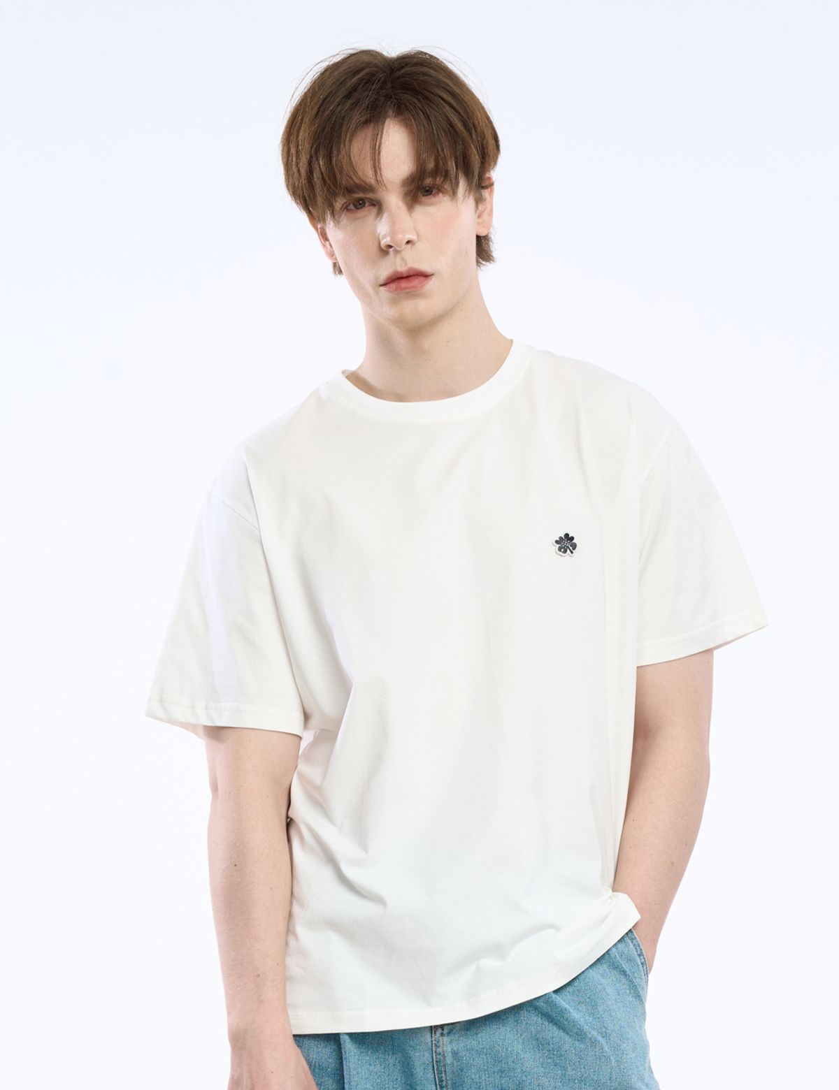 클레버필드(CLEVER FIELD) 베이직 클로버 와펜 데일리 티셔츠_화이트