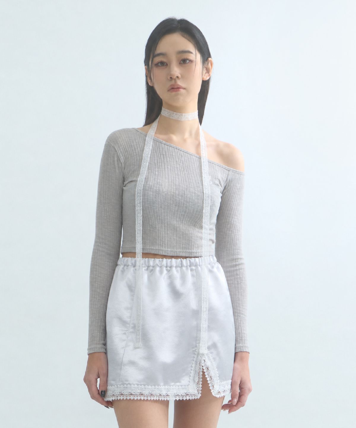 무아르모아(MOIREMOA) One-shoulder logo T-shirt-Khaki Gray