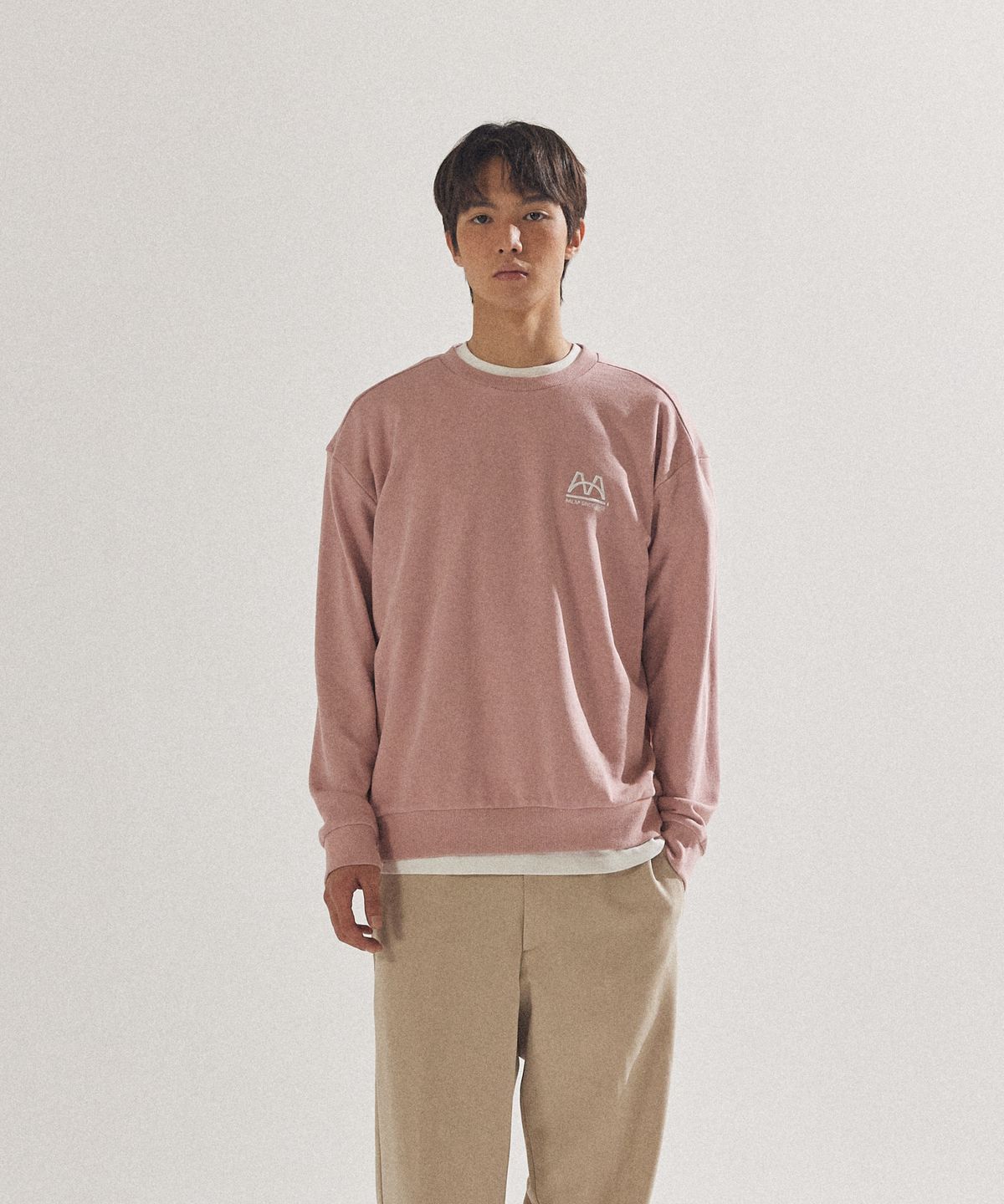 팔랩(PALAP) 에센셜 자수 포인트 오버핏 맨투맨 티셔츠_PL24S3MT003_COR