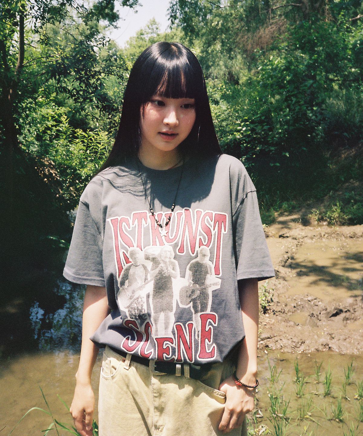 이스트쿤스트(ISTKUNST) SCENE BAND TEE_CHARCOAL(IK2EMMT510A)
