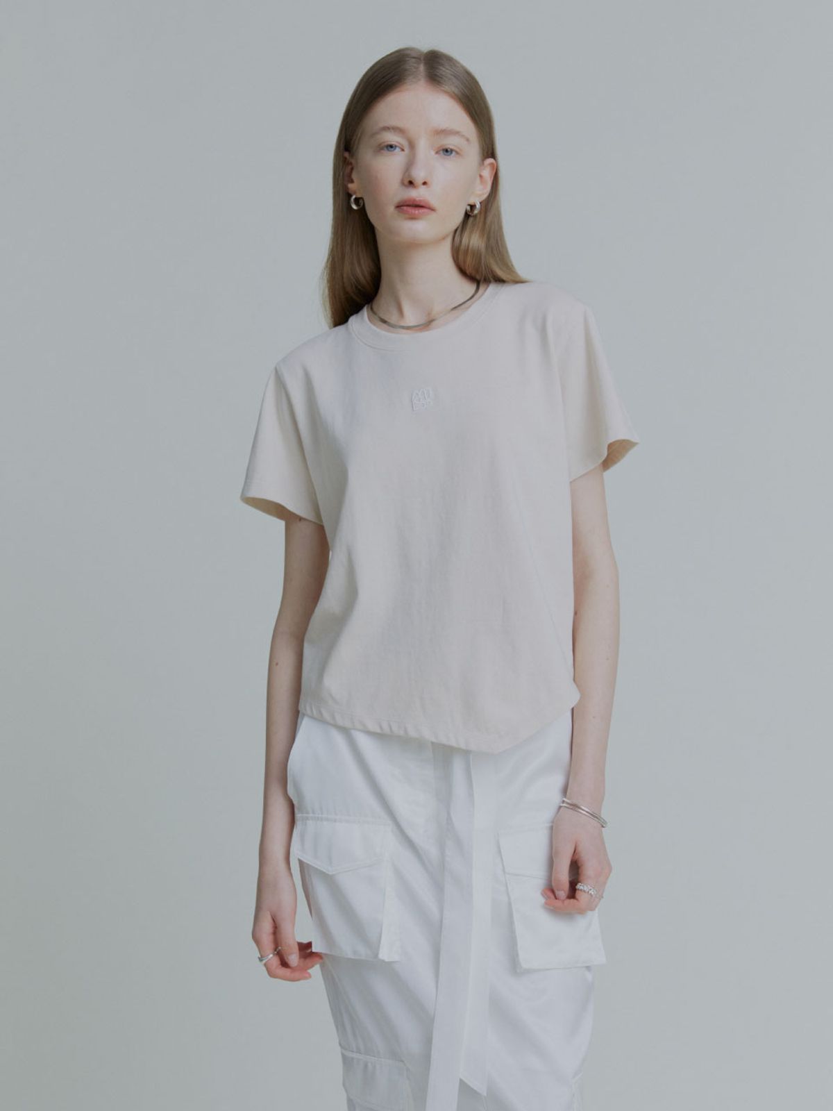 뮤제(MUSEE) KALO Embroidered Unbalanced Hem T-shirt_Beige