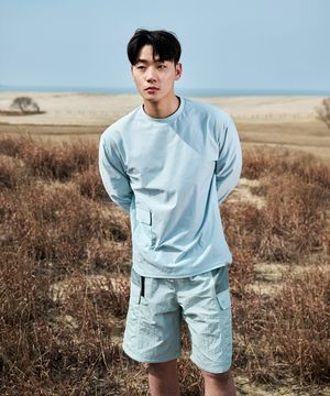 [이민재 착용] 소로나 크루넥 롱 슬리브 티셔츠-라이트카키