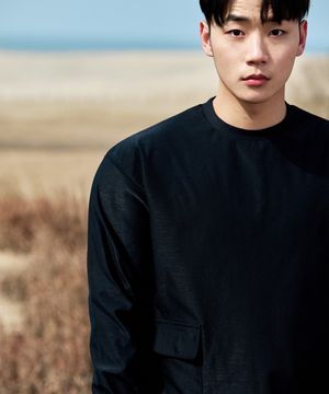 [이민재 착용] 소로나 크루넥 롱 슬리브 티셔츠-블랙