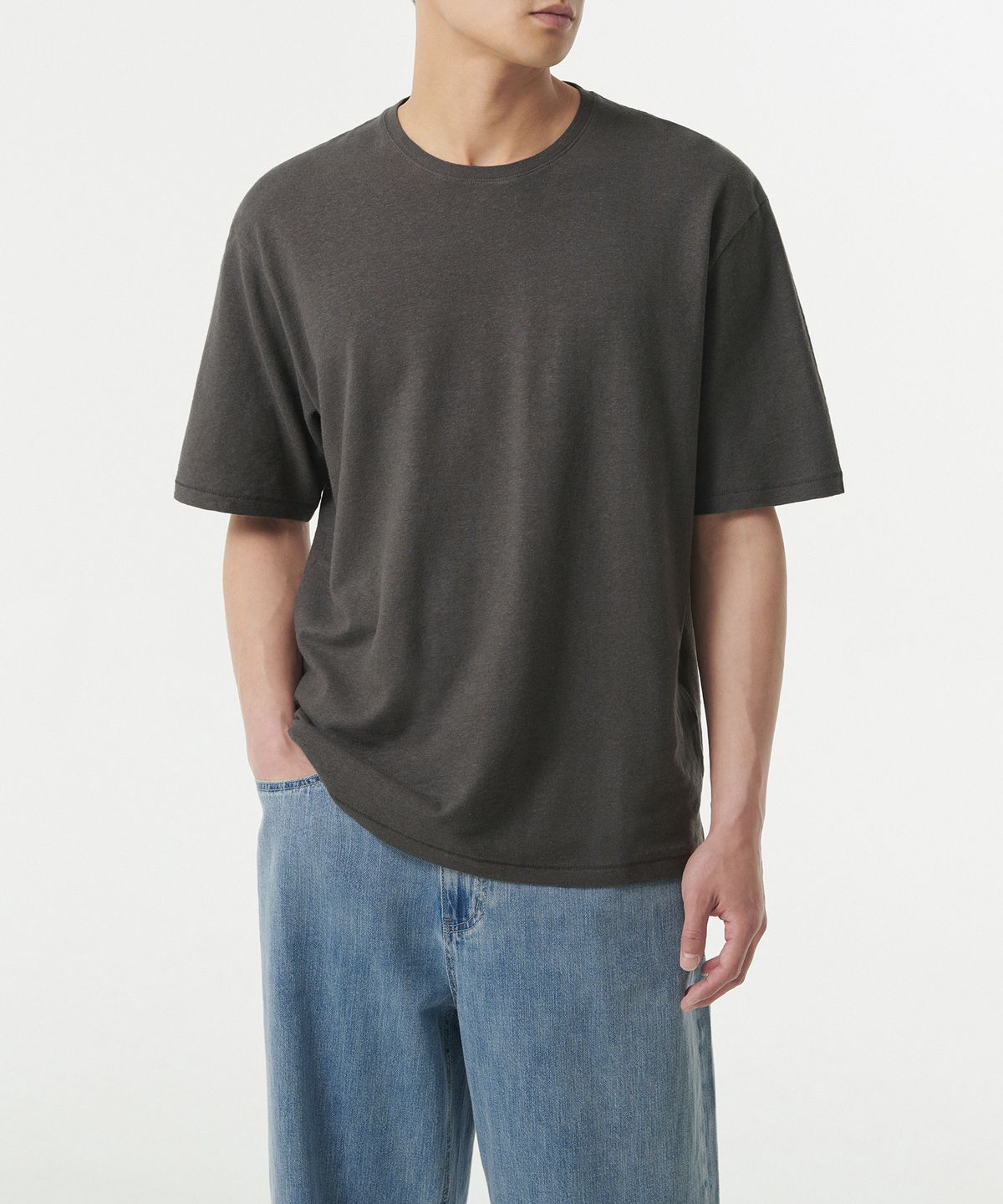 무신사 스탠다드(MUSINSA STANDARD) 린넨 블렌드 릴렉스드 크루 넥 티셔츠 [건메탈]