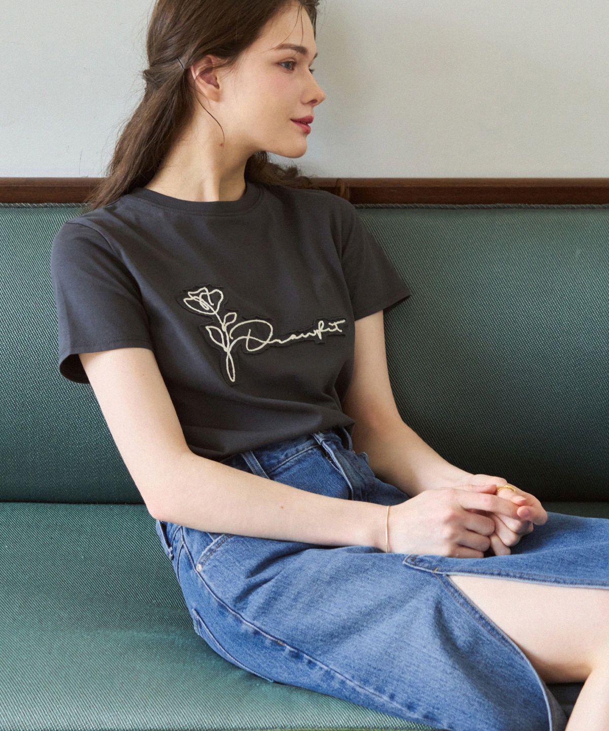 드로우핏 우먼(DRAWFIT WOMEN) 플라워 패치 수피마 반팔 티셔츠 [CHARCOAL]