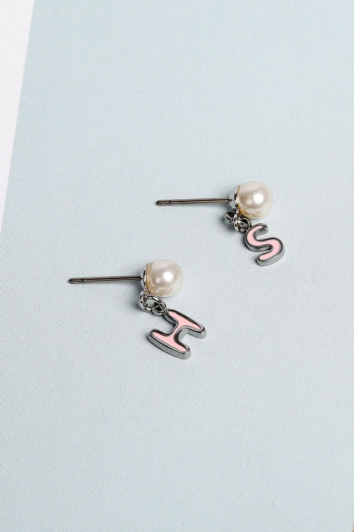 모드곤(MODGONE) 미니 이니셜 진주 귀걸이 MIni Initial Pearl Earrings