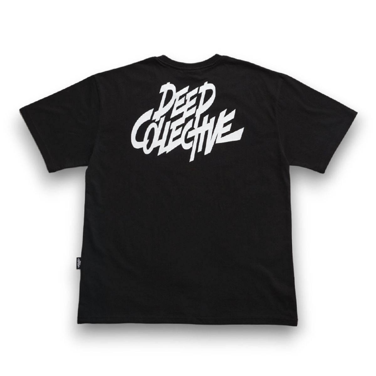 딥컬렉티브(DEEP COLLECTIVE) 시그니처 스몰 빽 로고 반팔티_블랙