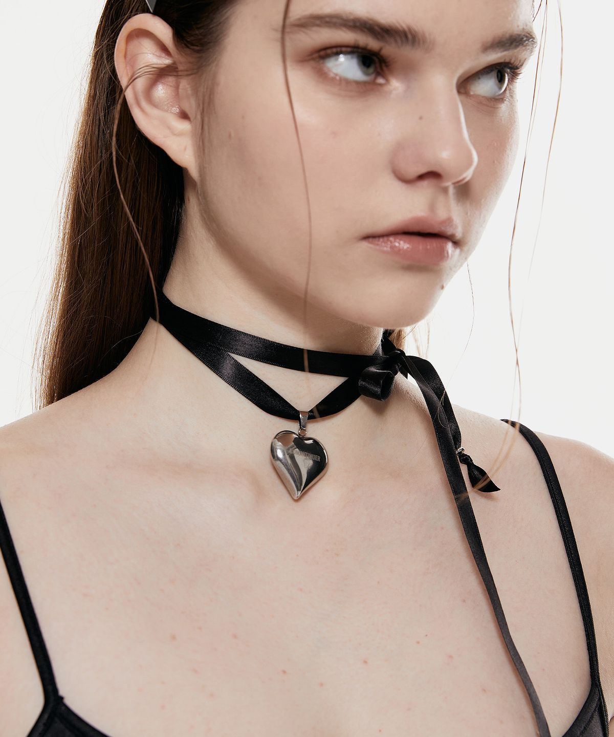 로맨티누어(ROMANTINUER) SN.83 NECKLACE [BLACK HEART STRING]