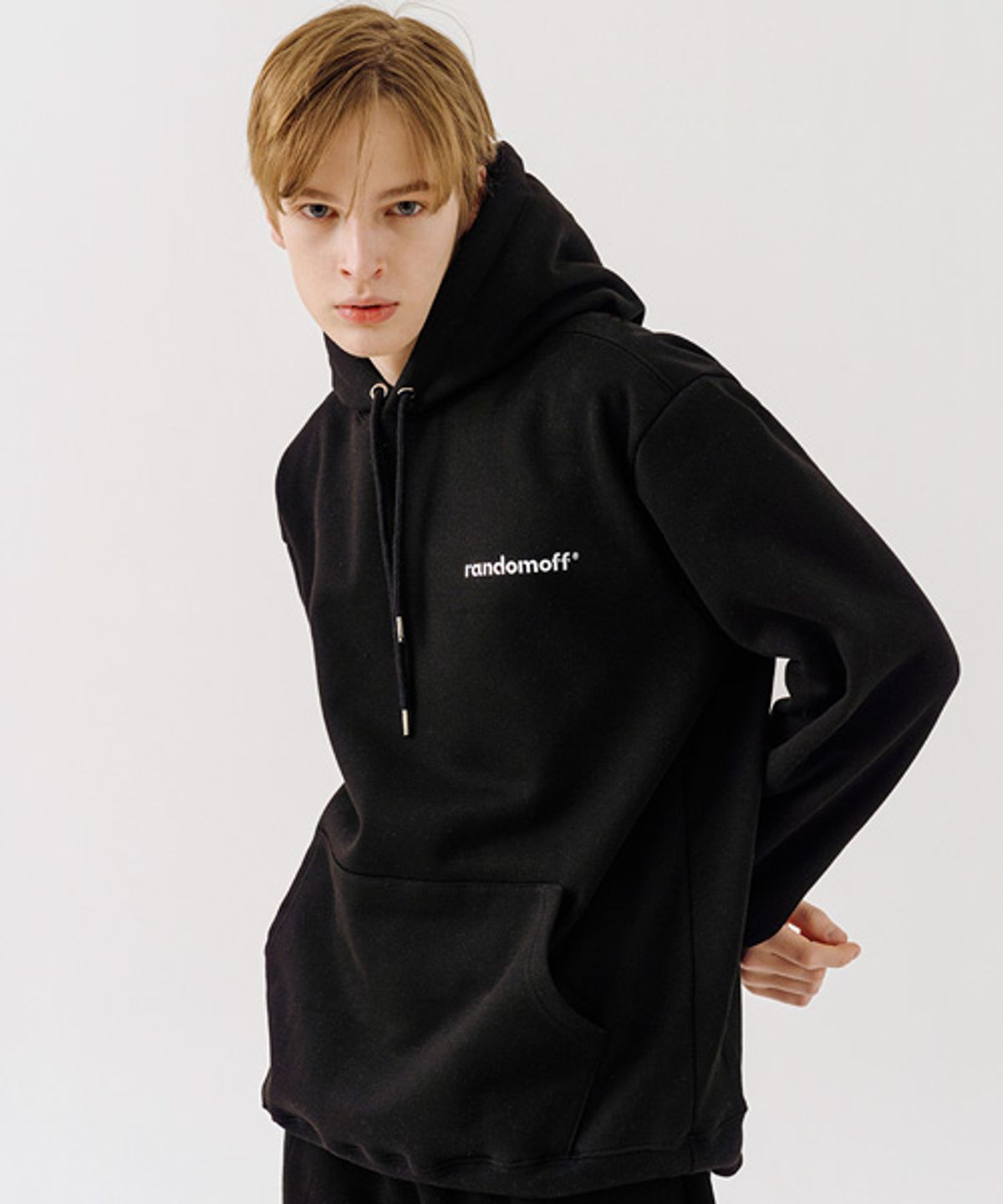 랜덤오프(RANDOMOFF) BASIC LOGO MINI 후드티 [블랙]