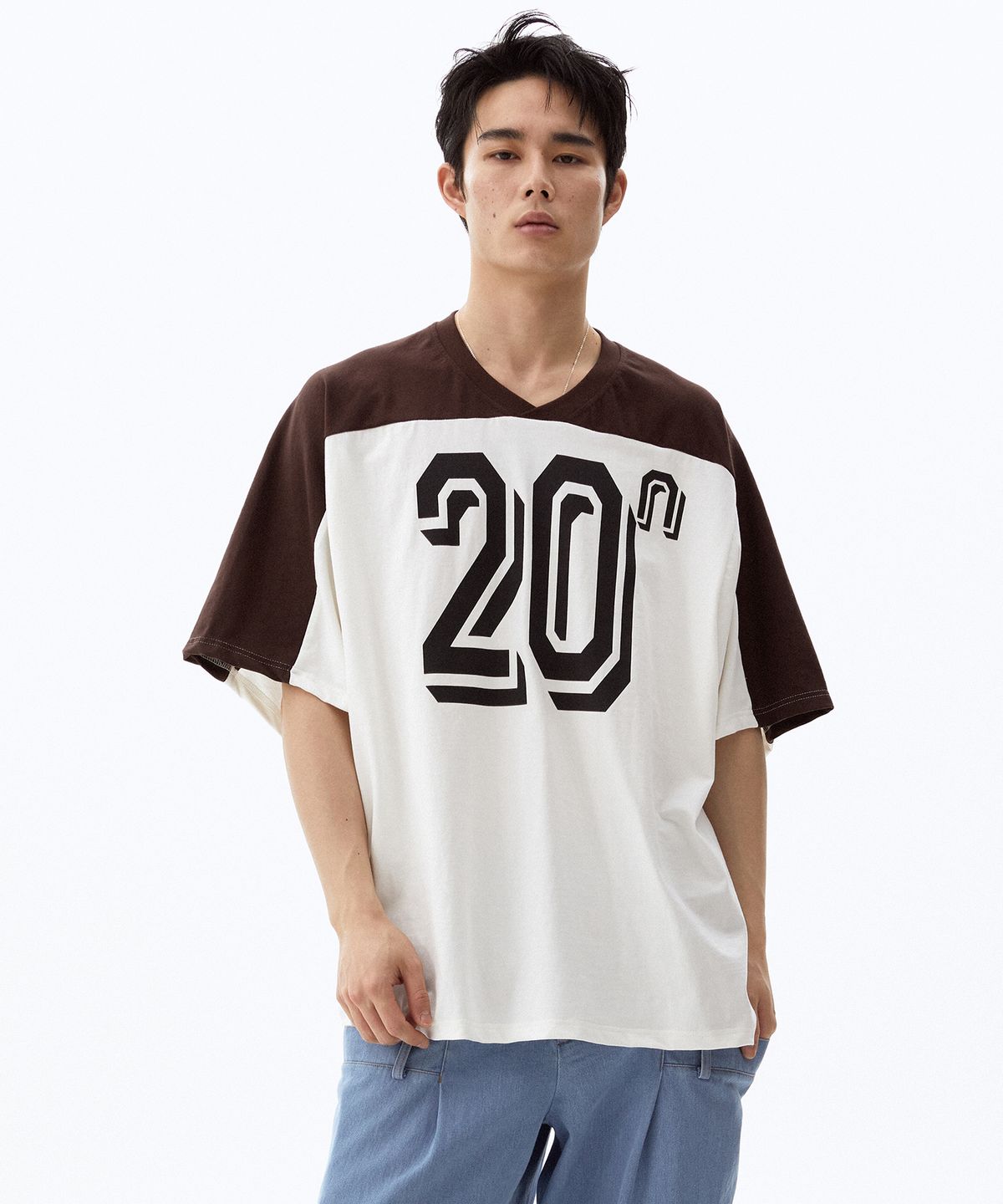 하이투(HYIIⁿ) UNISEX 넘버 프린트 브이넥 오버핏 티셔츠 브라운