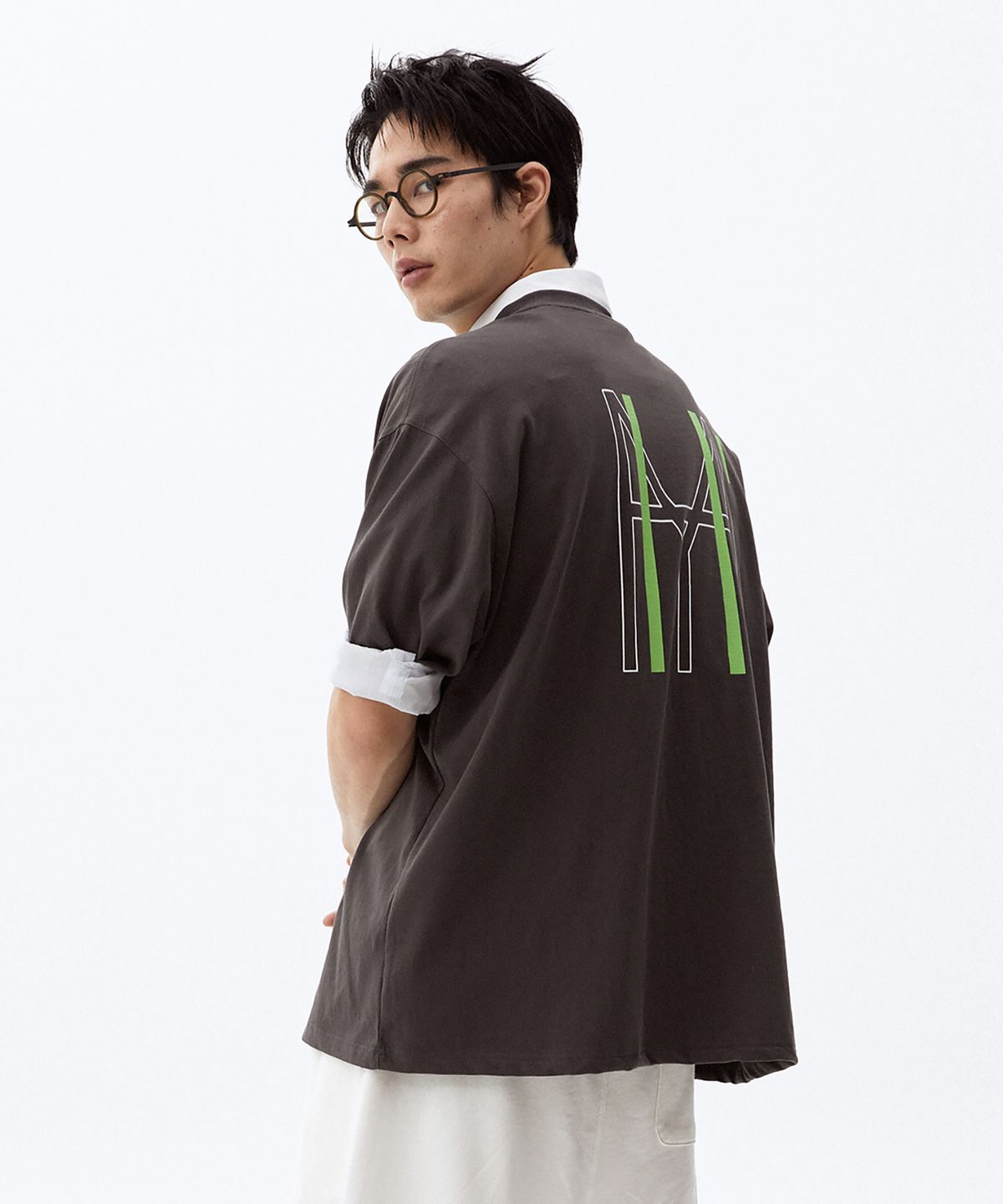 하이투(HYIIⁿ) UNISEX 모노그램 프린트 오버핏  티셔츠 [차콜]