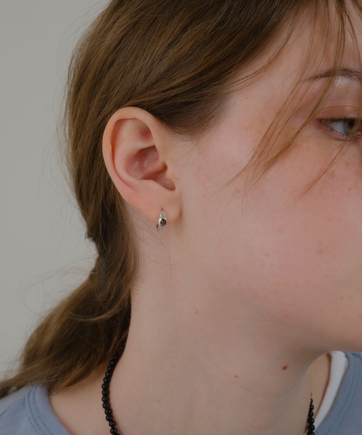 레브(REVE) Petit stone earrings -Black