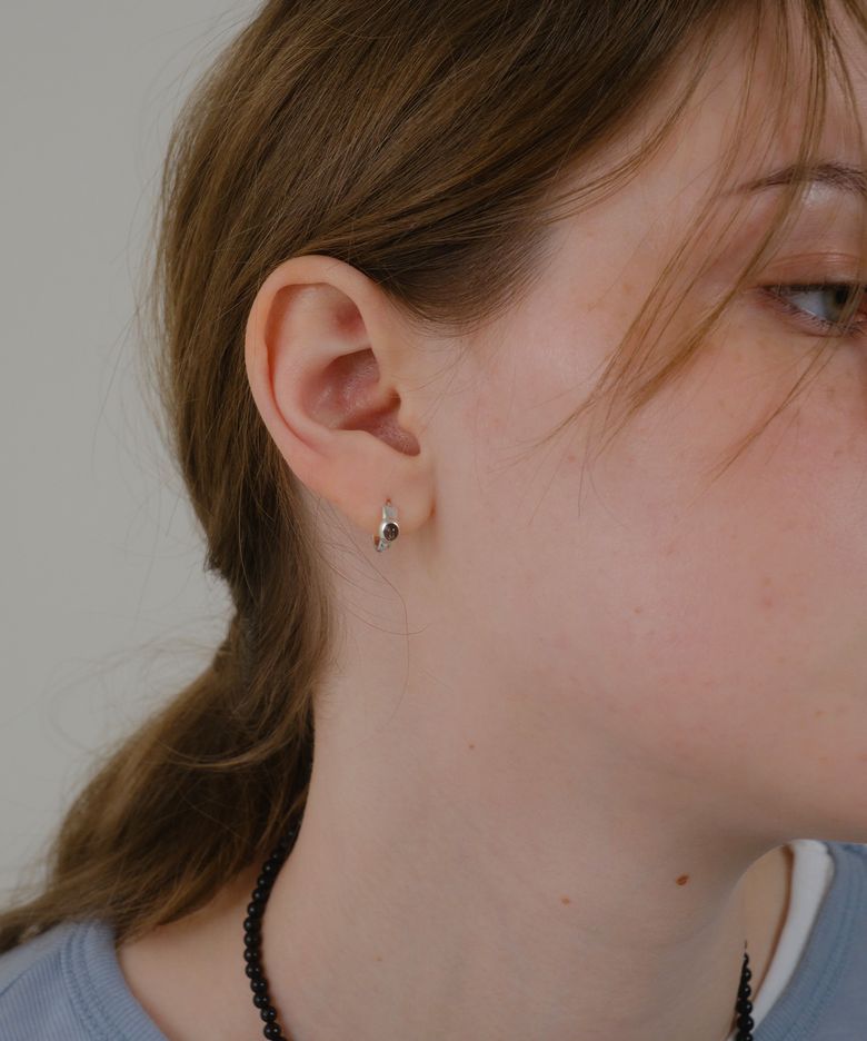 Petit stone earrings -Black