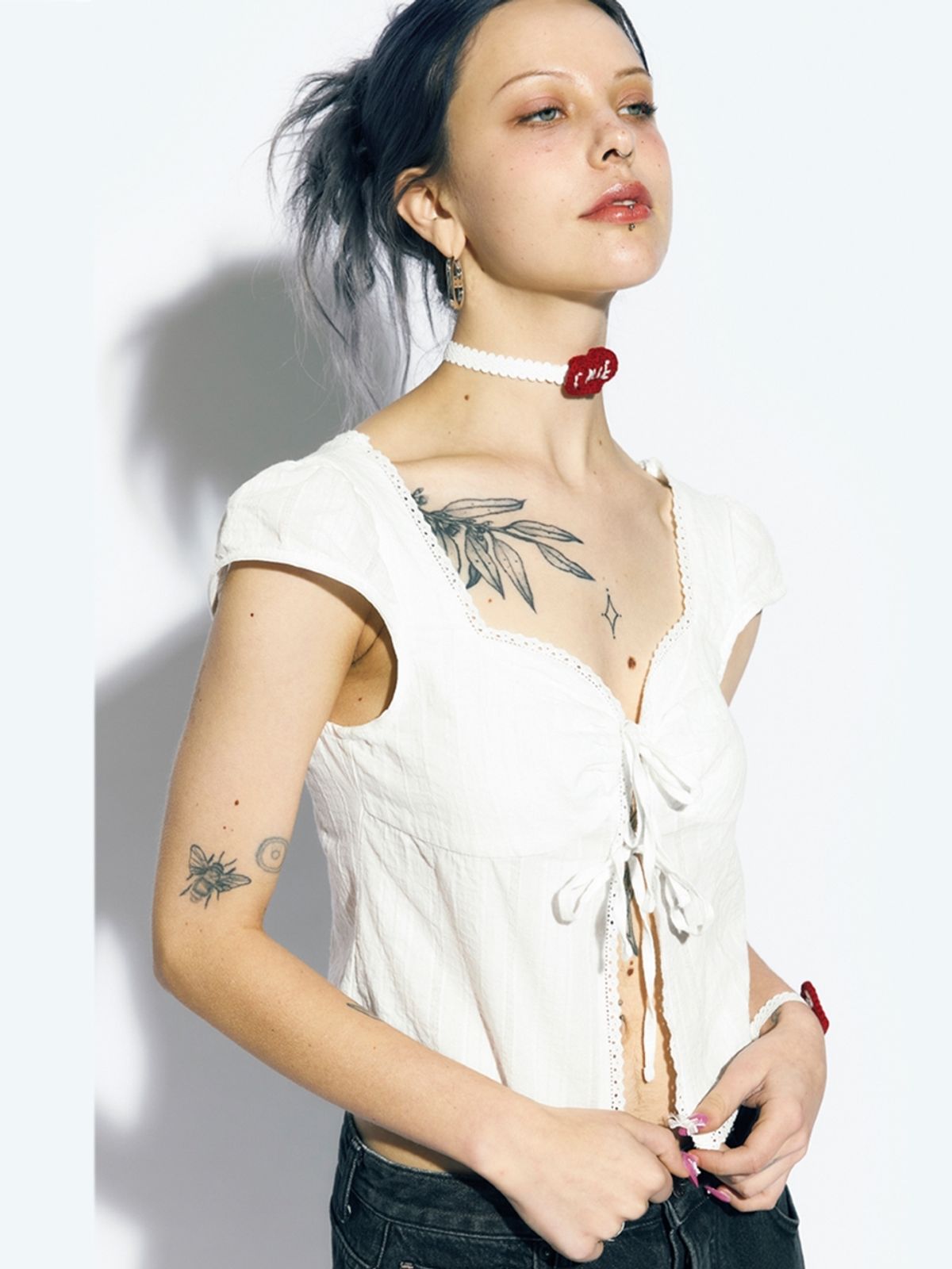 에즈이프 캘리(ASIF CALIE) CROP RIBBON OPEN BLOUSE WHITE