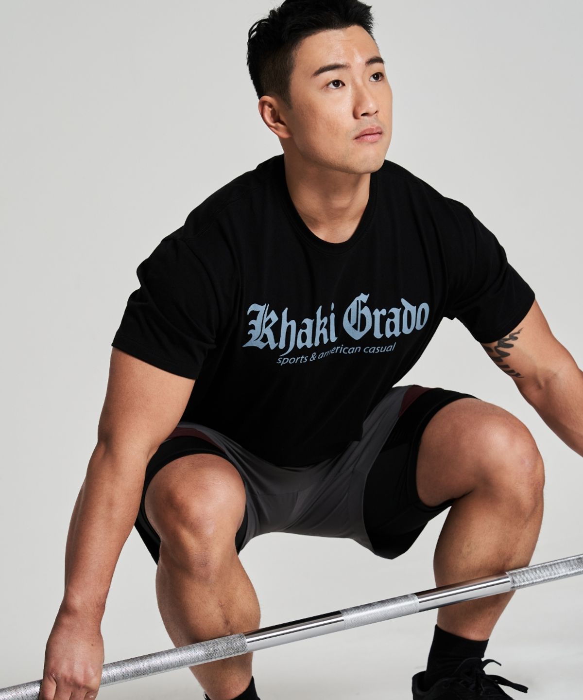 카키그라도(KHAKI GRADO) 불꽃 로고 머슬드 레귤러핏 반팔 티셔츠 (블루블랙/잉크블랙)