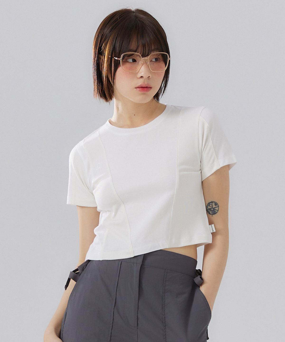 델리센트(DELICCENT) 핀 턱 라인 티셔츠 [WHITE]